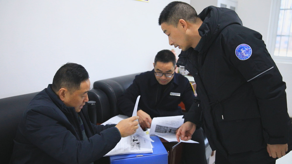 圖為農(nóng)民工維權(quán)工作組正在某項(xiàng)目工地查閱農(nóng)民工工資發(fā)放臺(tái)賬.jpg