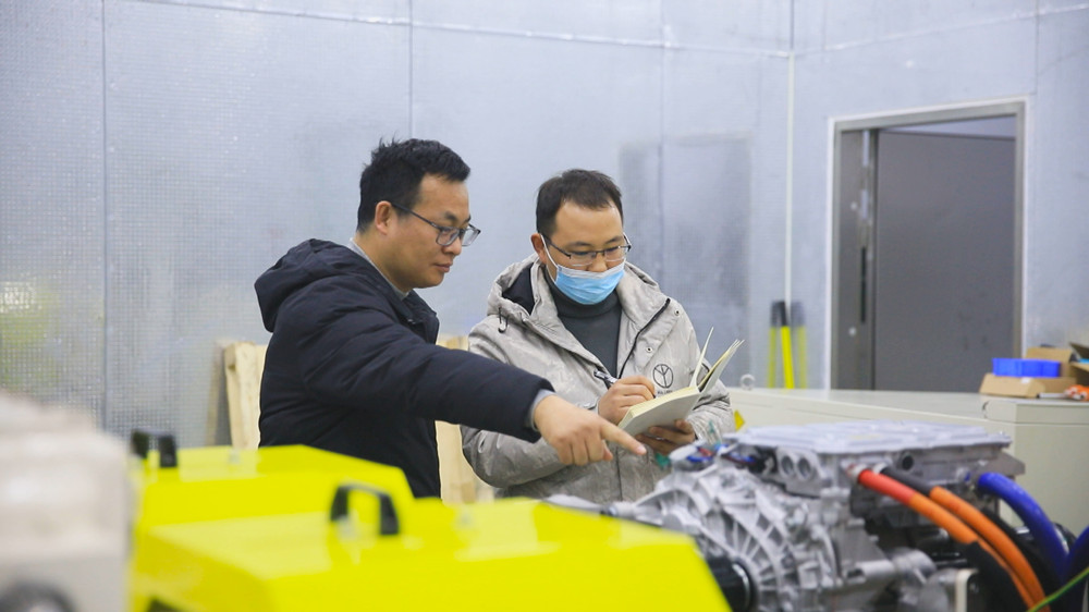 圖為企業研發人員正在實驗車間里忙碌.jpg