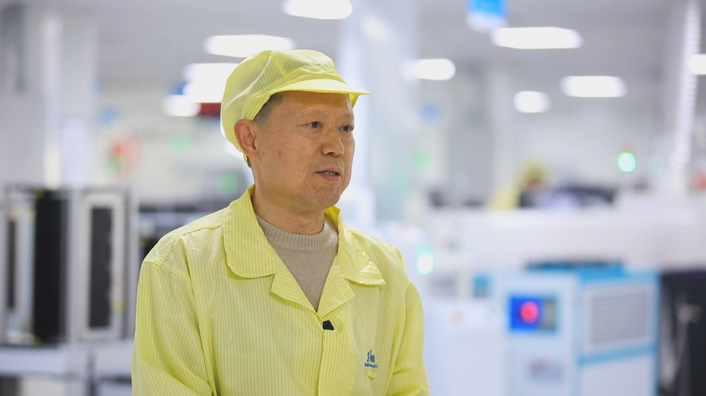 圖為晨興希姆通電子（桐城）有限公司物控部總監欒敬建接受本臺記者采訪談省政府工作報告.jpg