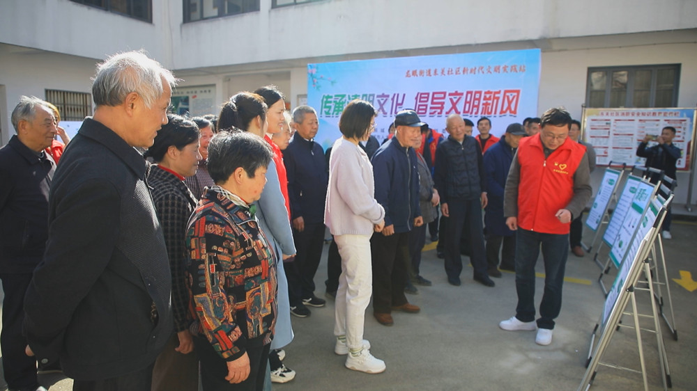 圖為志愿者正在為居民講解清明節(jié)的由來、節(jié)日習(xí)俗等知識.jpg