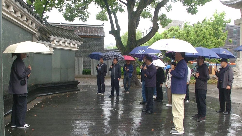 云南德宏政協(xié)來(lái)桐在六尺巷考察.jpg