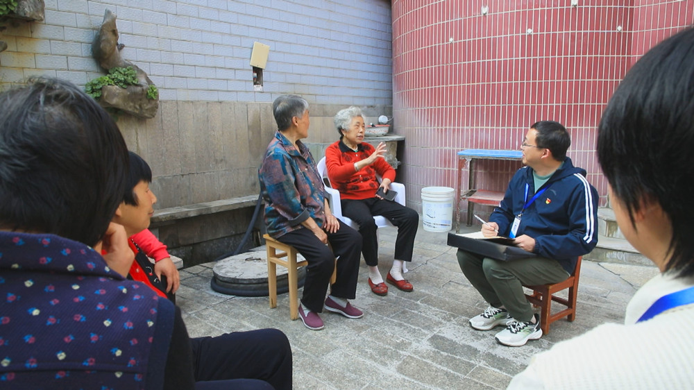 圖為在黨紀學習教育中，東關社區“兩委”積極踐行為人民服務的宗旨，主動幫忙解決急難愁盼的難題3.jpg