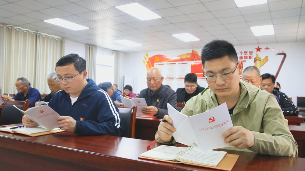 圖為龍眠街道東關社區黨員集中學習新修訂的《中國共產黨紀律處分條例》現場1.jpg