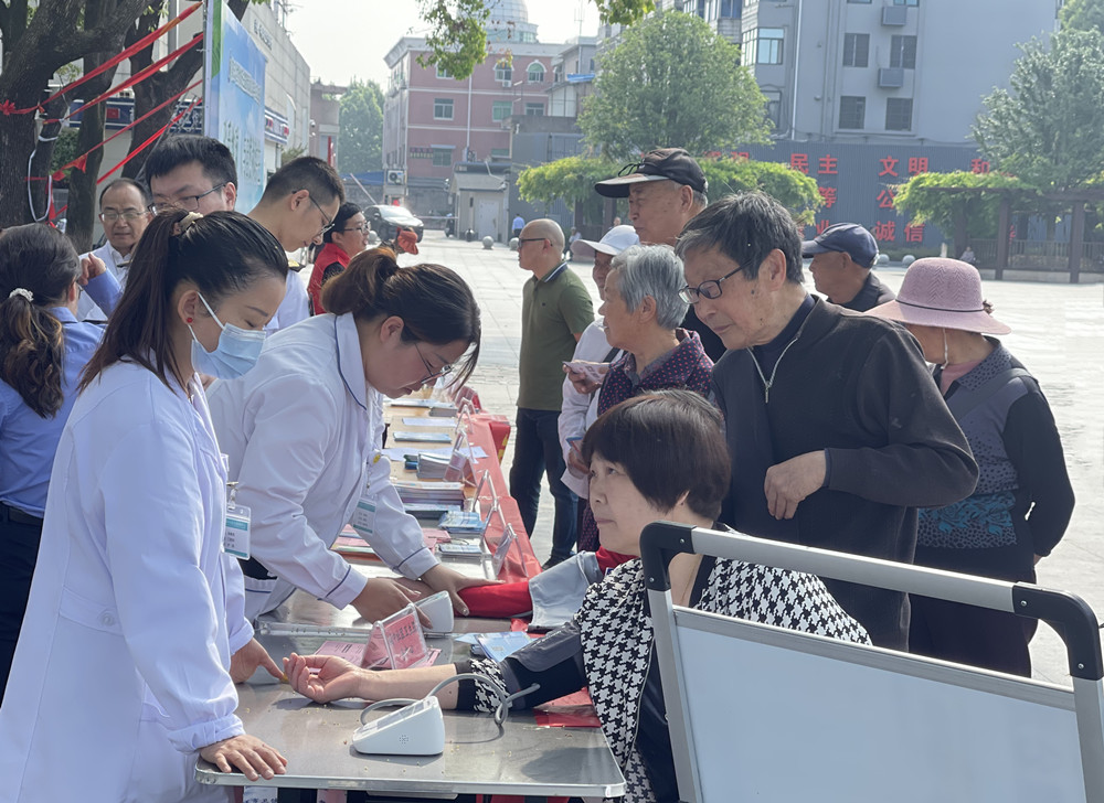圖為《職業病防治法》宣傳周活動現場.jpg