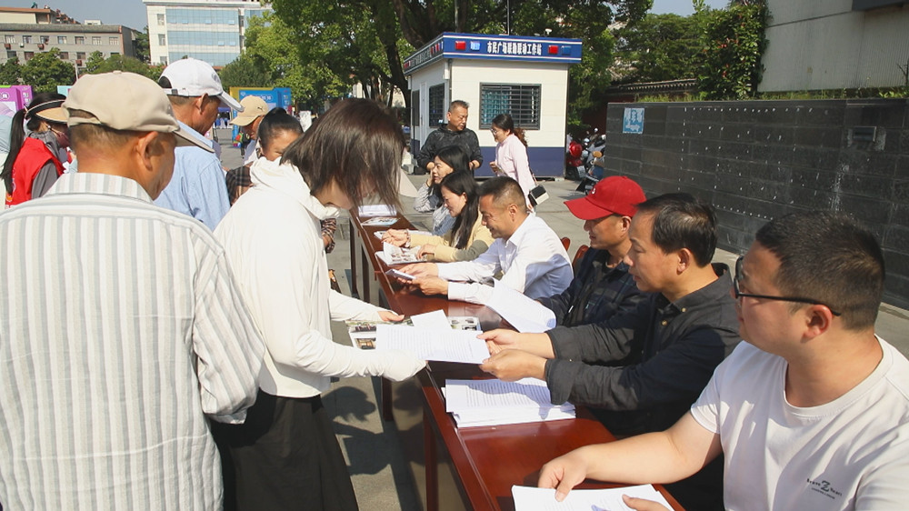 圖為現場工作人員正在向市民發放國際博物館日宣傳材料1.jpg