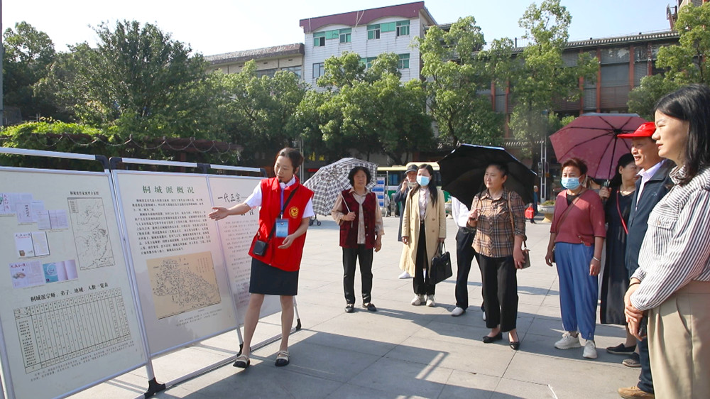 圖為講解員正在結合展板向市民介紹桐城文派.jpg
