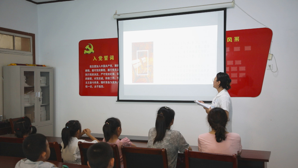 圖為醫(yī)務(wù)志愿者正在講解立秋節(jié)氣的健康飲食知識.jpg