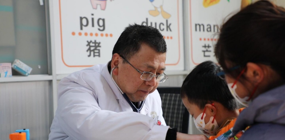 圖為兒科醫生就診.jpg