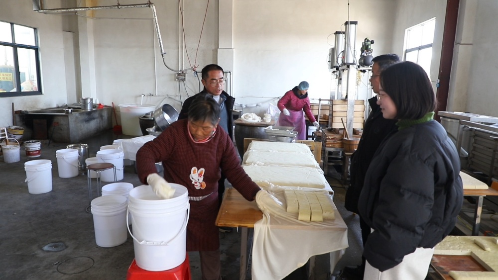 安徽桐城：過年做豆腐，傳統(tǒng)年味濃（桐城臺[00_10_55][20250117-102121].jpg