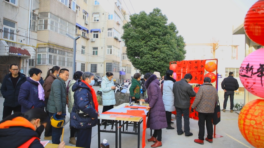 圖為龍眠街道南演社區寫春聯送祝?，F場2.jpg