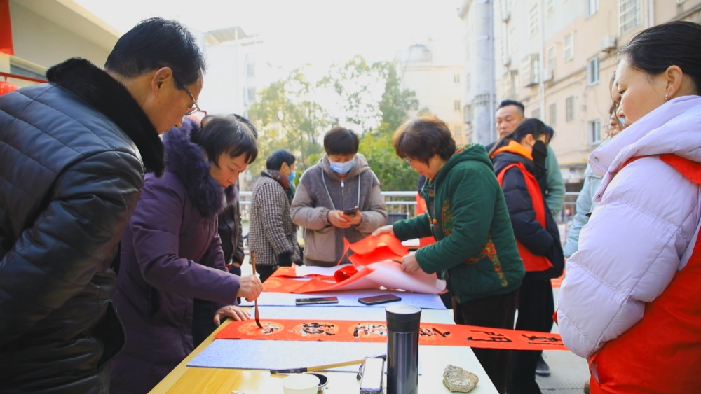 圖為龍眠街道南演社區寫春聯送祝?，F場5.jpg