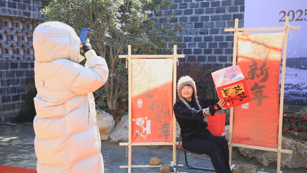 圖為“人世間時光小院”里游客正在互動打卡區(qū)拍照留念.jpg