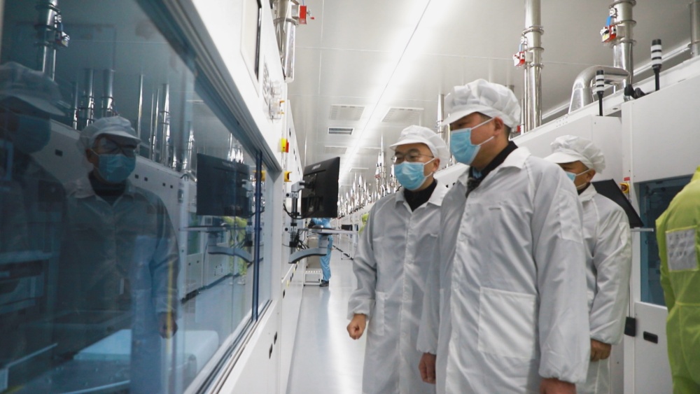 圖為市企業服務中心工作人員深入中環新能源有限公司生產車間走訪1.jpg