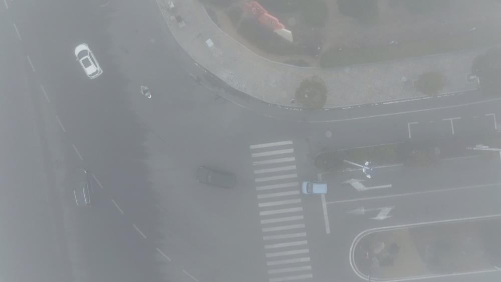 圖為大霧彌漫下城區道路.jpg