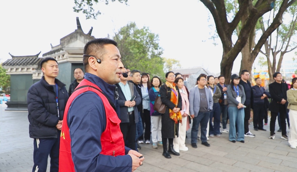 圖為葉鑫（左一）正在六尺巷為廣大游客進行志愿講解.jpg