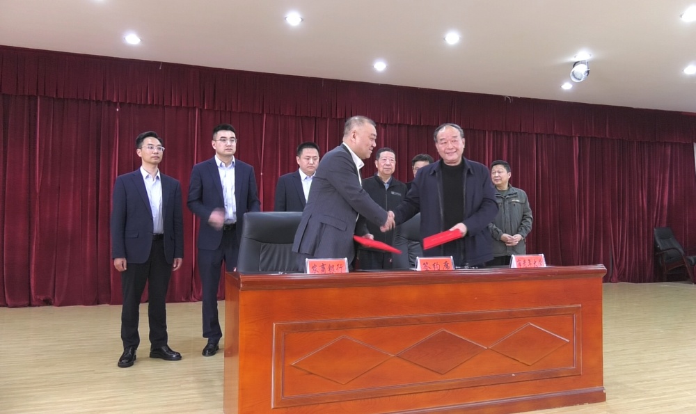 桐城市老年大學與桐城農商銀行舉行合作簽約儀式暨捐資助學活動.jpg