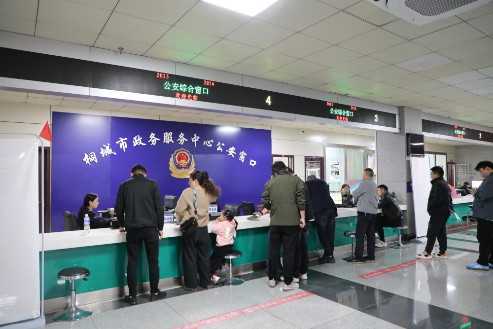 圖為群眾辦事現場.JPG