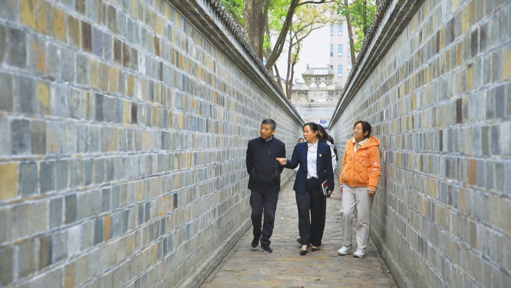 圖為喬麗娟（中）正在六尺巷中，借用六尺巷禮讓精神調(diào)解居民矛盾。.jpg