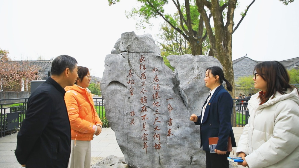 圖為喬麗娟（右二）正在讓墻詩(shī)太湖石前，借用六尺巷禮讓精神調(diào)解居民矛盾。.jpg