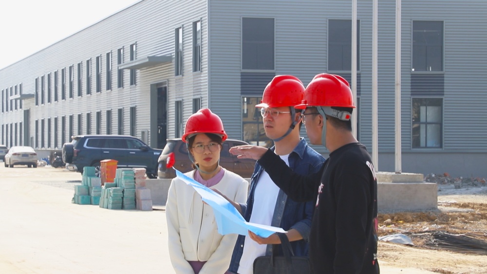 圖為范崗鎮工作人員正在企業走訪，幫助企業解決難題。.jpg