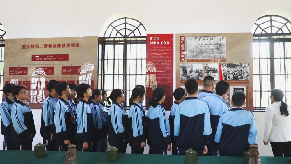 圖為學生們正在老師的帶領下參觀渡江戰役二野司令部舊址紀念館.jpg