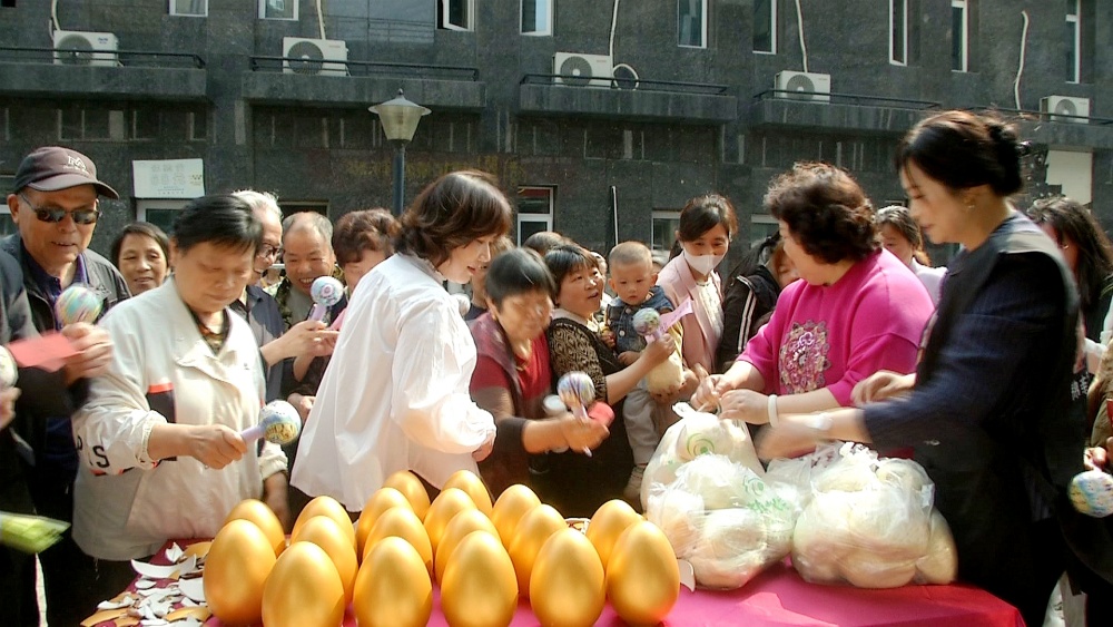 圖為 發放饅頭 砸金蛋現場2(1).jpg
