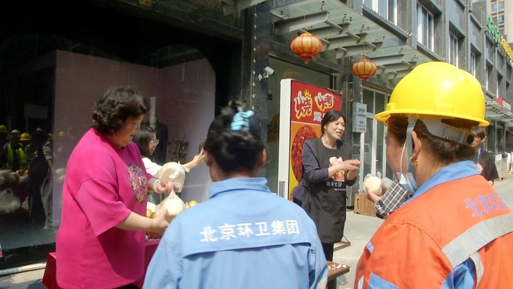 圖為 給環衛工人發放饅頭(1).jpg