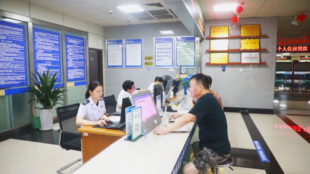 圖為呂紅生正在稅務(wù)窗口辦理業(yè)務(wù).jpg