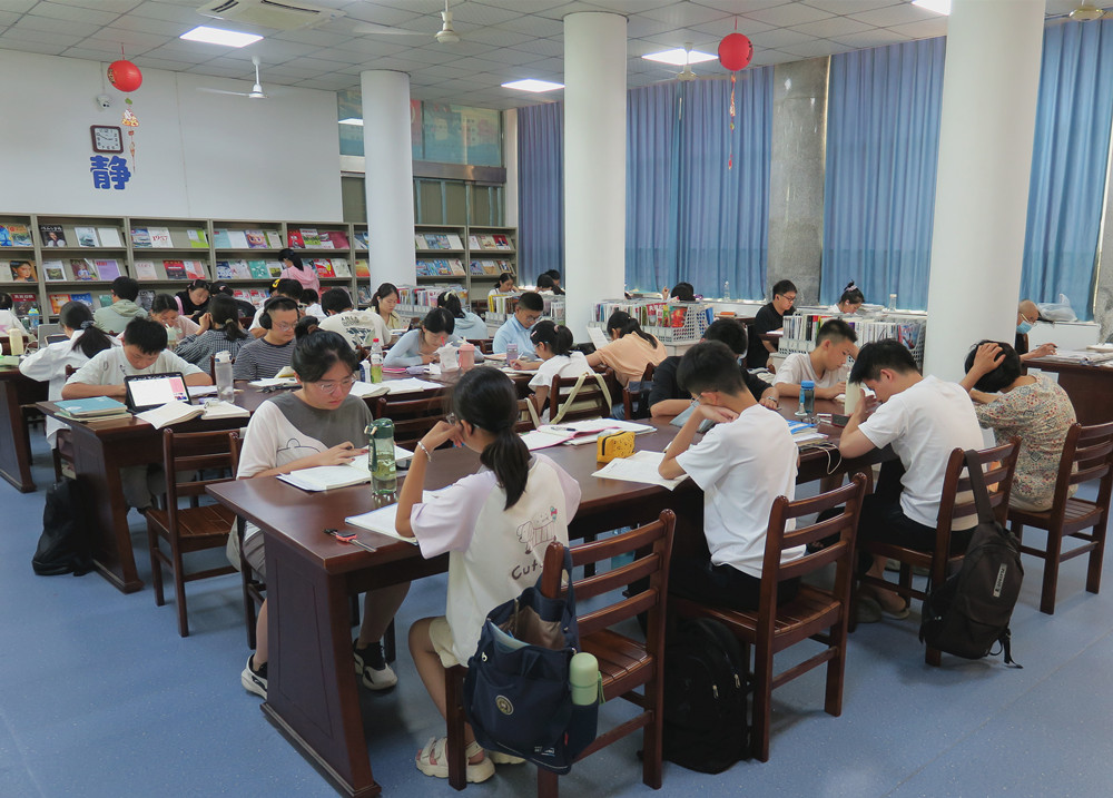 3桐城市圖書館報刊閱覽室（自習室）_副本.jpg